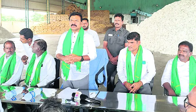 పత్తిని దళారులకు అమ్ముకోవద్దు