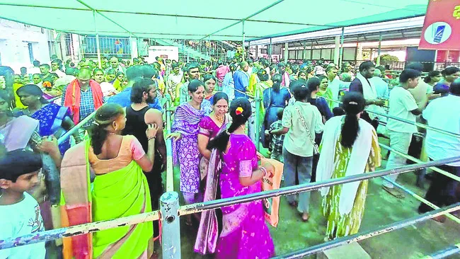 రత్నగిరిపై భక్తజనసంద్రం