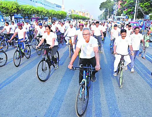 అవినీతిపై పోరాటానికి ముందుకు రావాలి 