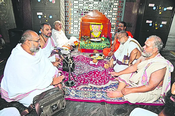 దుర్గమ్మ సన్నిధిలో భక్తుల రద్దీ 