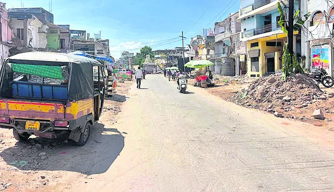 ముందుకు సాగని విస్తరణ పనులు