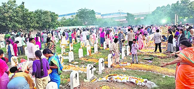 వాల్తేర్‌ సెమిట్రీలో ఆత్మల పండగ 