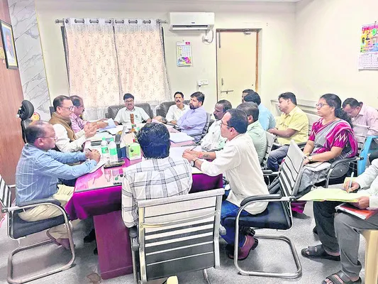 వైద్యాధికారులు అప్రమత్తంగా ఉండాలి