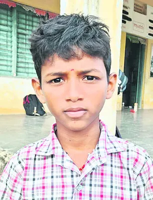 తరగతి గదులు సరిపోను లేవు
