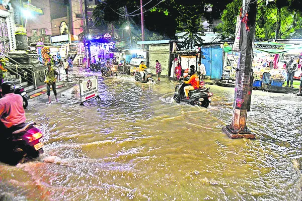 నగరంలో భారీ వర్షం 
