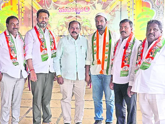 ట్రాక్టర్‌, బైక్‌  ఎదురెదురుగా ఢీ 