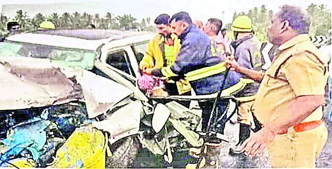 డివైడర్‌ను ఢీకొన్న కారు 
