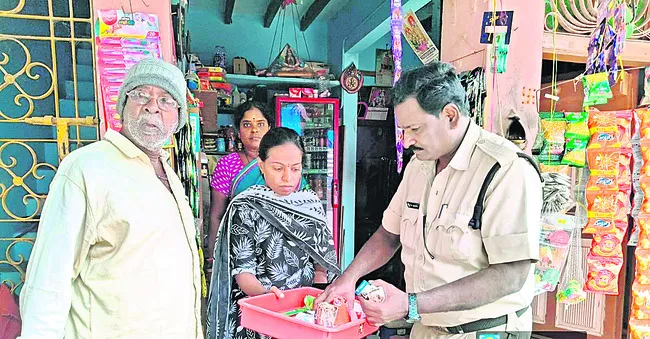 విద్యార్థికి పొగాకు ఉత్పత్తుల విక్రయం 