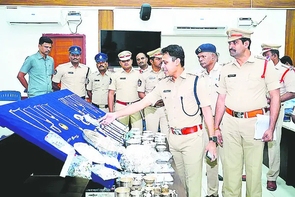 దొంగతనం కేసులను  ఛేదించిన పోలీసులు
