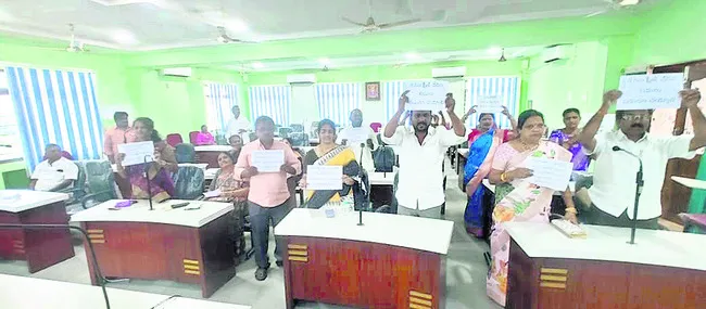 నిధులు విడుదల చేయాలంటూ నిరసన 