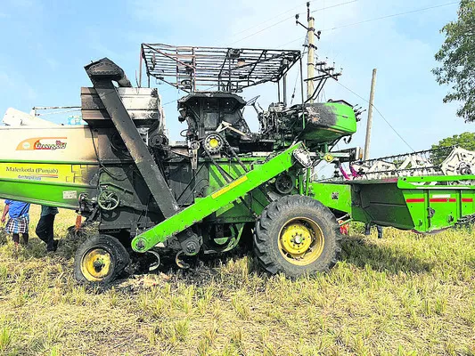 కలమడుగులో హార్వెస్టర్‌..
