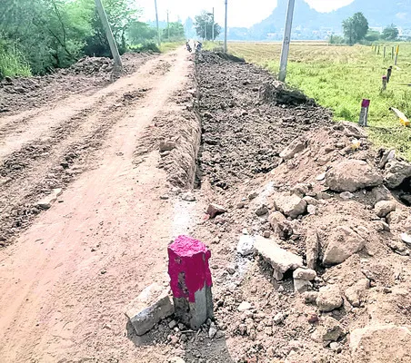 వివాదాస్పదమైన రోడ్డు తవ్వకం