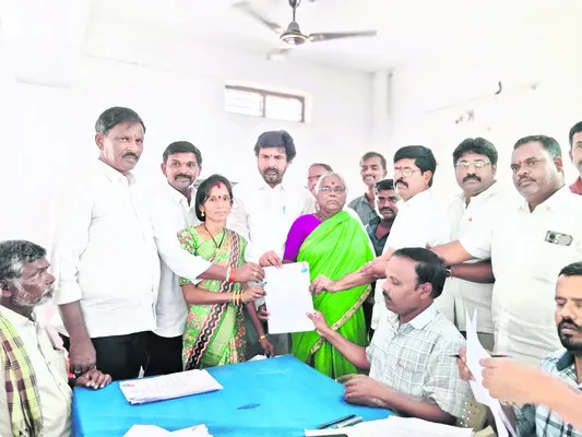 చివరి రోజు భారీగా నామినేషన్లు 