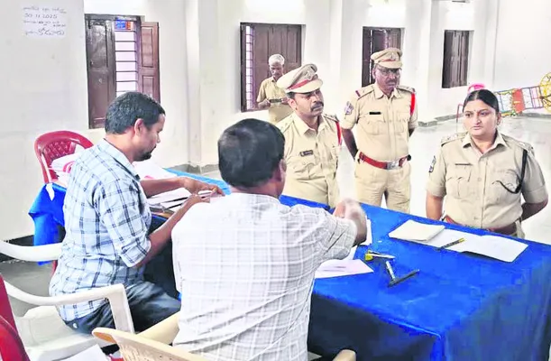 అనుమానాస్పద వ్యక్తులపై నిఘా పెట్టండి 