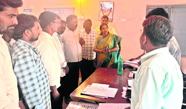 నామినేషన్‌ పత్రాలను నిశితంగా పరిశీలించాలి 