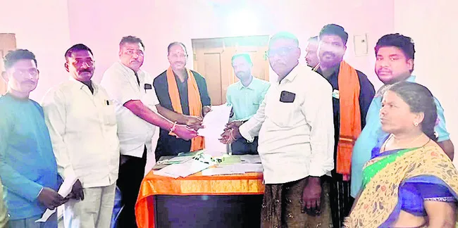 సర్పంచ్‌లకు 275.. వార్డులకు 913 దాఖలు
