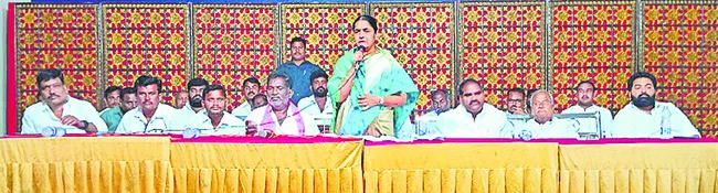 ఎన్నికల్లో సమష్టిగా పనిచేయండి 