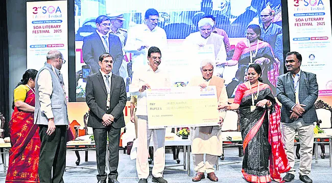 యువతకు లోతైన సాహితీ పరిజ్ఞానం అవసరం: జావేద్‌ అక్తర్‌