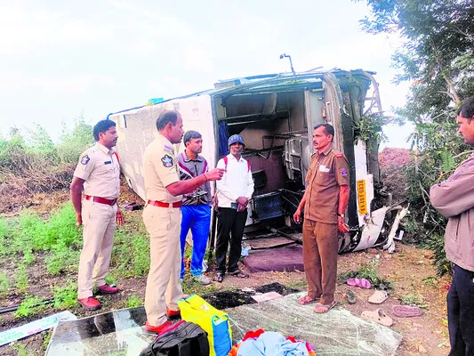 కర్ణాటక ఆర్టీసీ బస్సు బోల్తా 