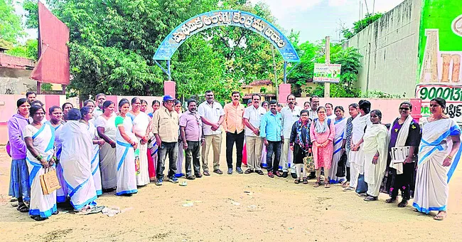 మహిళా ఉద్యోగులను వేధించడం సరికాదు 