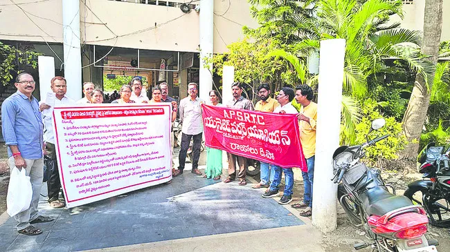 సీ్త్ర శక్తి పథకంతో ప్రయాణికులకు సమస్యలు ఆర్టీసీ యునైటెడ్‌ వర్కర్స్‌ యూనియన్‌ రాష్ట్ర అధ్యక్షుడు నారాయణ