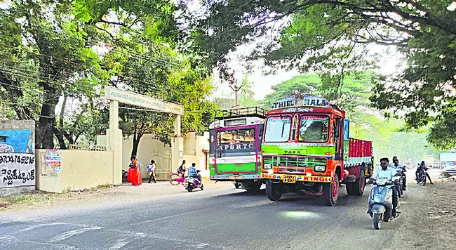రోడ్డు దాటాలంటే వణుకు.. 