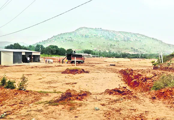 ద్విచక్రవాహనాలు ఢీకొని ముగ్గురికి గాయాలు