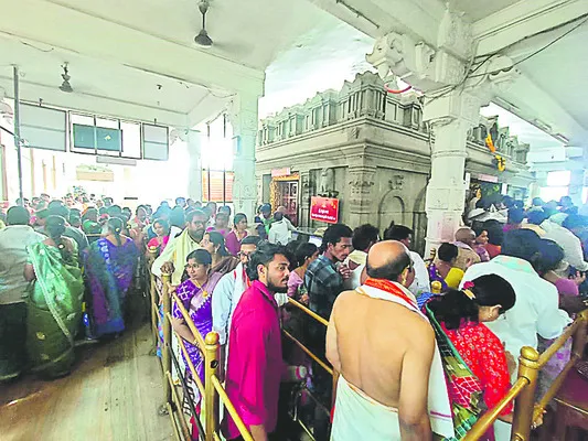 రత్నగిరిపై భక్తుల రద్దీ