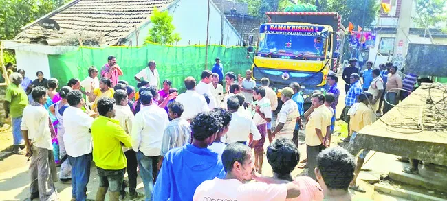 మైనింగ్‌ లారీల అడ్డగింపు