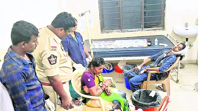 మహిళలపై గొడ్డలితో దాడి 