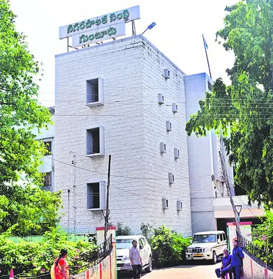 రెవెన్యూ ఉద్యోగుల వింత లీలలు 