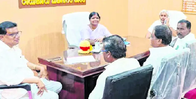 గడువు ముగిసినా వీడని పదవీ వ్యామోహం 