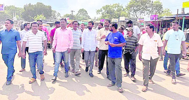 ‘ఎమ్మెల్యే మాటలు విని దుకాణాలు కూలుస్తారా..?’