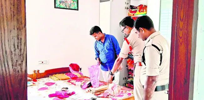 పట్టపగలే ఉపాధ్యాయుడి ఇంట్లో చోరీ 