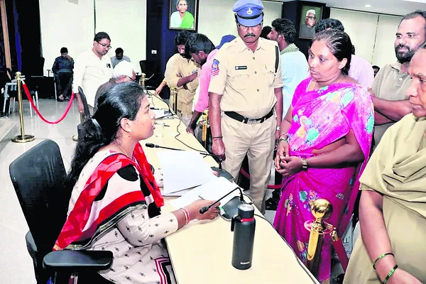 ఫిర్యాదులను పరిష్కరించండి