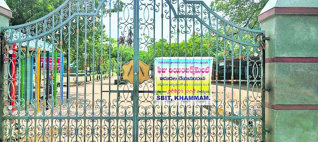 బకాయిలు చెల్లించే వరకు కాలేజీలు బంద్‌