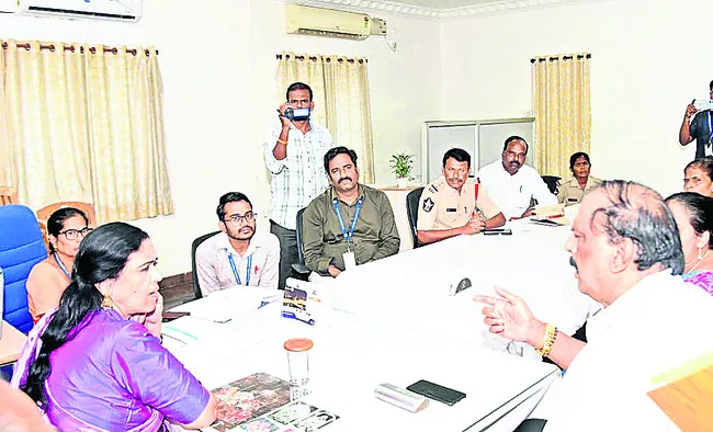 సీతమ్స్‌  యాజమాన్యంపై ఆగ్రహం 
