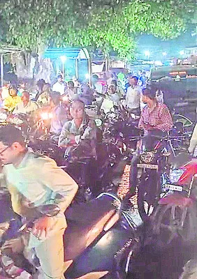 పెద్దేరు నది వంతెనపై స్తంభించిన ట్రాఫిక్‌ 