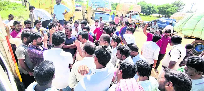 పత్తి కొనుగోళ్లలో కొర్రీలు.. రైతుల నిరసన