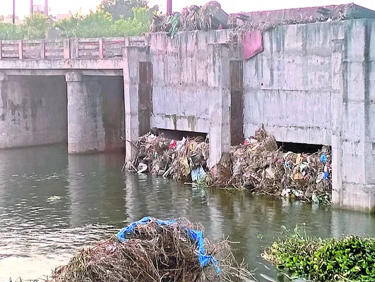 కళ్లకు కట్టిన నిర్లక్ష్యం