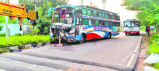 రెండు బస్సులు ఢీ.. ప్రయాణికులు సురక్షితం 
