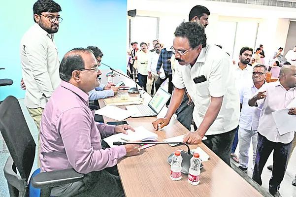 ప్రజావాణి ఫిర్యాదులు పరిష్కరించండి