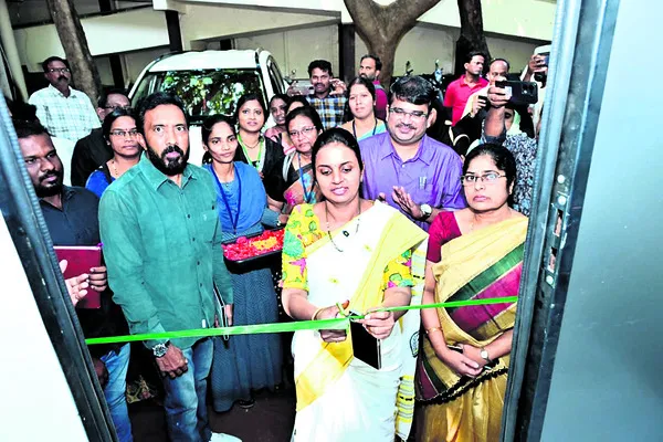 హెఐవీ పరీక్షలకు ‘మొబైల్‌’ అంబులెన్స్‌