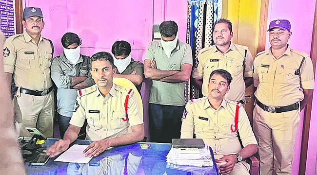 చోరీ కేసులో నిందితుల అరెస్ట్‌ 
