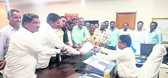 పెండింగ్‌ బిల్లులు చెల్లించాలి 
