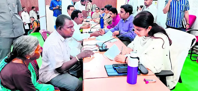 గడువులోగా అర్జీలు పరిష్కరించండి