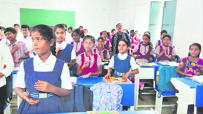 పాఠశాల విద్యార్థులకు పోటీలు 