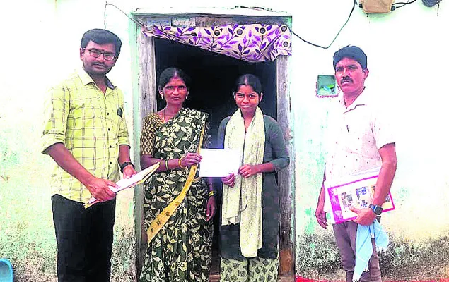 విద్యార్థుల ఇంటికి అధ్యాపకులు 