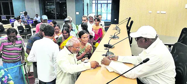 ప్రజావాణికి సమస్యలు ఏకరువు