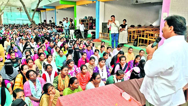 ప్రభుత్వ వైద్య విద్య పేద విద్యార్థులకు అందని ద్రాక్ష 